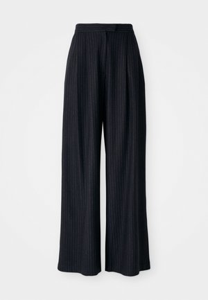 Pantaloni a gamba larga in tessuto blu scuro, con sottili righe verticali. Il design prevede una vita e pieghe per una maggiore struttura.