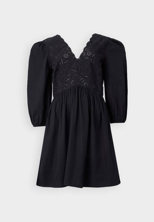 Vestido preto com decote em V, mangas bufantes e corpete ricamente bordado. A saia é rodada com uma textura suave.