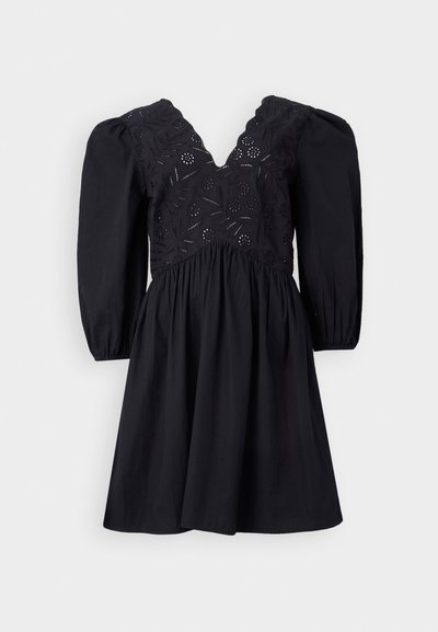 Čierne šaty s výstrihom do V, nariasenými rukávmi a prepracovaným vyšívaným živôtikom. Sukňa je rozšírená s hladkou textúrou.