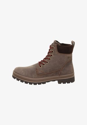 Bottine en daim marron avec lacets rouges, col rembourré, semelle robuste et languette de maintien, conçue pour une utilisation en extérieur ou décontractée.