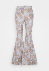 Uppblåsta byxor i ljusgrått tyg med paisleymönster i nyanser av brunt och blush, med knappstängning och figursydd midja.