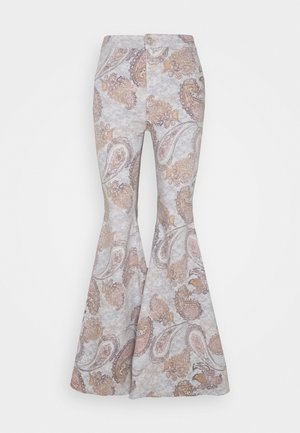 Pantalons évasés en tissu gris clair avec un motif paisley dans des nuances de marron et de rose clair, présentant une fermeture à bouton et une taille ajustée.