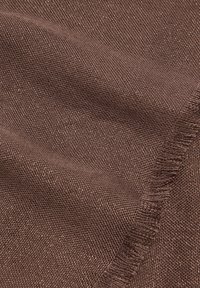 Brązowa tkanina o splocie z teksturowanym wykończeniem i postrzępionymi krawędziami, prezentująca naturalny wygląd z subtelnymi różnicami w gęstości splotu.