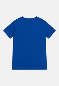 T-shirt bleu à manches courtes en coton doux, avec un col rond, un design uni et une texture sans ornement. Vue de dos seulement, sans logos.