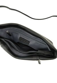 Clutch bag in pelle nera con una superficie liscia, dotata di un interno in tessuto grigio, molteplici scomparti e una tasca con zip.
