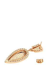 Náušnice ve zlaté barvě se slzovitým tvarem, perforovanými detaily a obdélníkovými fialovými akcenty, doplněné malým uzávěrem typu klips.