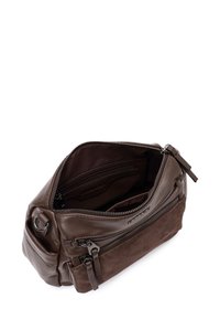 Bolso de mano de cuero marrón y ante con múltiples compartimentos con cremallera, textura suave y forma redondeada. Se ve un bolsillo interior.