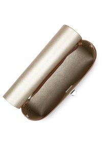 Clutch testurizzato color oro con base marrone chiaro e interno con zip. Il coperchio si apre ampiamente per un accesso facile. Fodera interna liscia.
