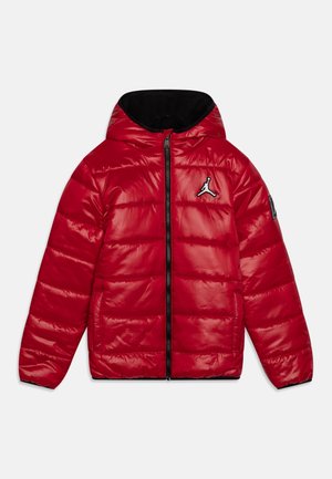 Rote Steppjacke mit Kapuze, durchgehendem schwarzem Reißverschluss, zwei Fronttaschen und schwarz-weißem Jumpman-Logo auf Brust und Ärmelpatch.