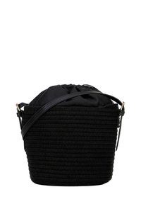 Borsa a secchiello nera con texture intrecciata, dotata di un top con cordino in tessuto nero e di una tracolla slanciata regolabile. Accenti in hardware dorato.