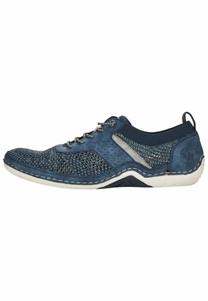 Baskets décontractées bleues avec tissu en maille et superpositions en cuir, design à lacets, semelle blanche et languette au talon.