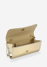 Bolso de mano metálico dorado con un acabado suave, cierre de botón a presión y un bolsillo interior. Cuenta con una correa de cadena desmontable para mayor versatilidad.