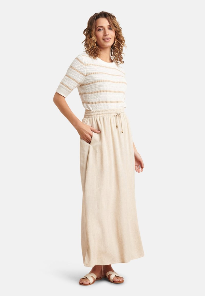 Maxi-jurk met een aansluitende, gestreepte gebreide top in cr6me en beige, een taille met een ceintuur en een vloeiende, lichtgewicht beige rok met zijzakken.