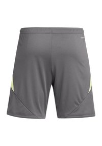 Graue Sportshorts aus leichtem, glattem Material, mit einem seitlichen Akzent in leuchtendem Gelb und einem elastischen Bund.