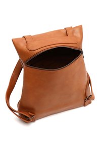 Mochila de cuero marrón con cremallera superior parcialmente abierta y correas de hombro ajustables sobre un fondo blanco.