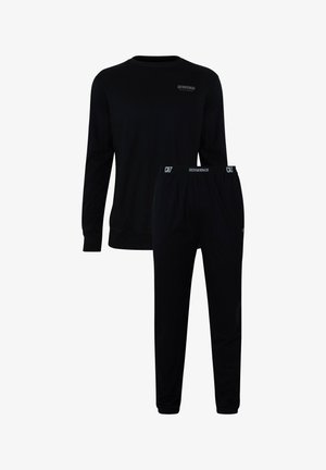 Schwarzes Langarm-Top und Hose mit den Schriftzügen "Cristiano Ronaldo" und "CR7", entworfen als Nachtbekleidung.