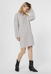 Vero Moda VMNANCY FUNNELNECK NOOS - Stickad klänning - light grey melange