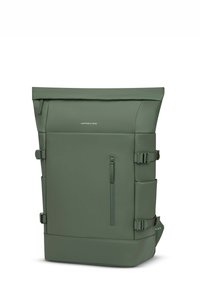 Grüner Rolltop-Rucksack aus wasserfestem Material. Verfügt über verstellbare Träger, eine Seitentasche und ein reliefgeprägtes Logo auf der Vorderseite.