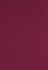 Bordeauxfarbener Stoff mit einer glatten, einheitlichen Textur und leichtem Stretch. Keine sichtbaren Muster oder Beschläge, präsentiert einen einfarbigen Look.