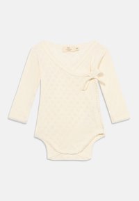 Kremfarvet babybody med lange ærmer, tekstureret diamantmønster, bindeside- lukning og trykknapper ved skridt og side.