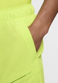 Nike Performance Pantalón corto de deporte - cyber cyber black