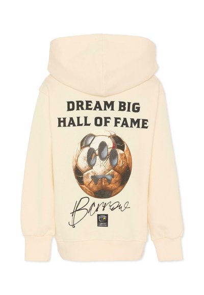 Felpa con cappuccio color crema con una grande grafica di un pallone da calcio e il testo "DREAM BIG HALL OF FAME" in nero. Presenta una tasca a marsupio frontale e un cappuccio.