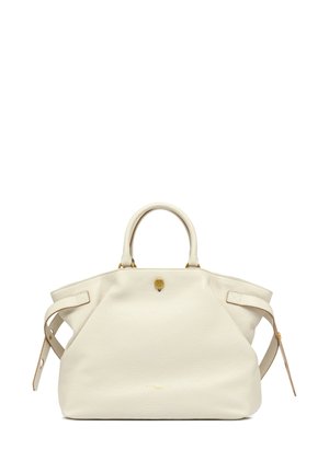 Sac à main en cuir crème avec double poignées supérieures et sangles latérales réglables. Présente un accent logo en or et une texture granuleuse.