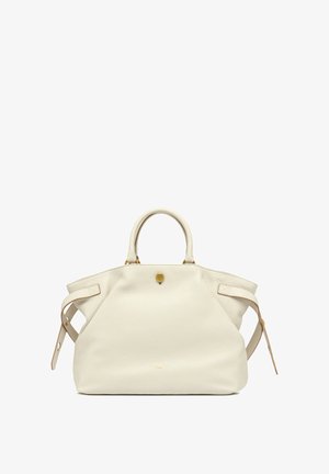 Sac à main en cuir crème avec double poignées supérieures et sangles latérales réglables. Présente un accent logo en or et une texture granuleuse.