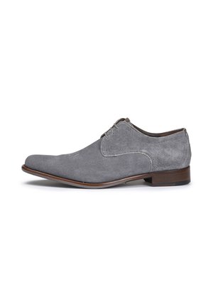 Graue strukturierte Schuhe mit schlankem Profil, ausgestattet mit einem glatten Schnürdesign, Kontrastnähten und einem braunen Lederabsatz.