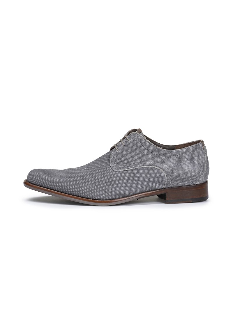 Graue strukturierte Schuhe mit schlankem Profil, ausgestattet mit einem glatten Schnürdesign, Kontrastnähten und einem braunen Lederabsatz.