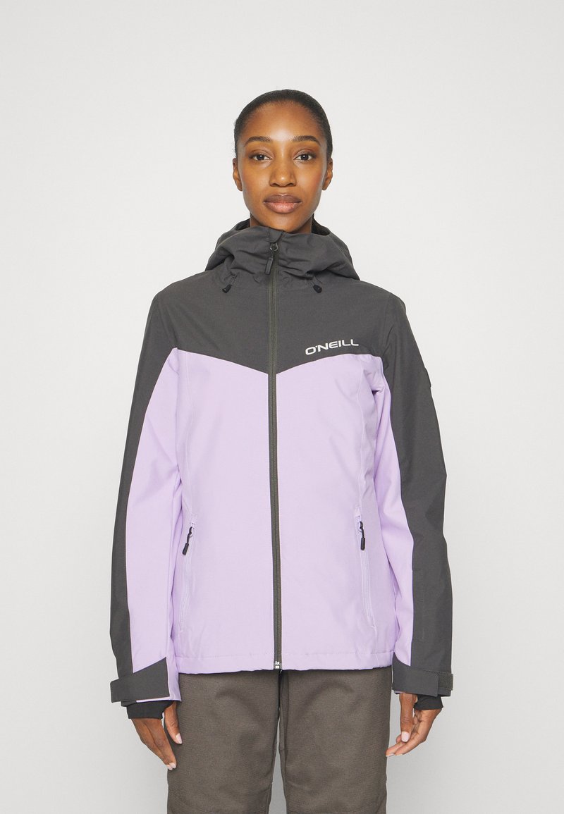 Lila und schwarze Skijacke mit Reißverschluss vorne, verstellbarer Kapuze und Seitentaschen. Glatte Textur mit kontrastierenden Farbpaneelen.