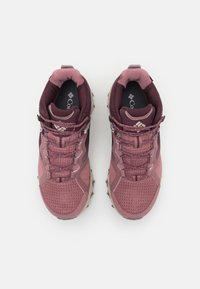 Columbia PEAKFREAK HERA MID - Obuća za pješačenje - fig/moonvista