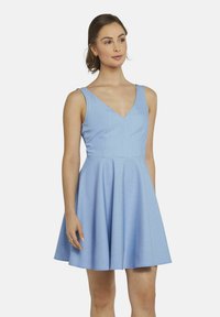 Helles blaues ärmelloses Kleid mit V-Ausschnitt, tailliertem Oberteil und weit ausgestellt Rock. Glatter Stoff mit dezentem Muster. Keine sichtbaren Muster oder Akzente.