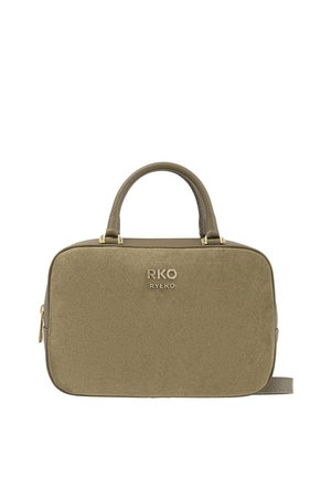 Torebka z zamszu w oliwkowej zieleni z zaokrąglonymi rączkami, złotym okuciem, prostokątnym kształtem i tłoczonym logo. Zapięcie na zamek błyskawiczny oraz pasek na ramię.