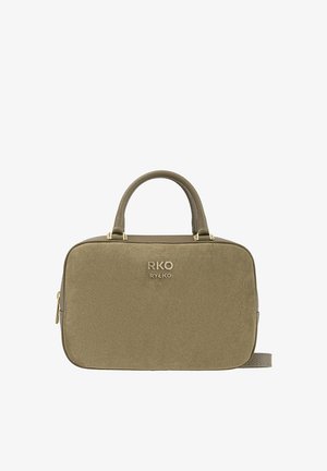 Torebka z zamszu w oliwkowej zieleni z zaokrąglonymi rączkami, złotym okuciem, prostokątnym kształtem i tłoczonym logo. Zapięcie na zamek błyskawiczny oraz pasek na ramię.