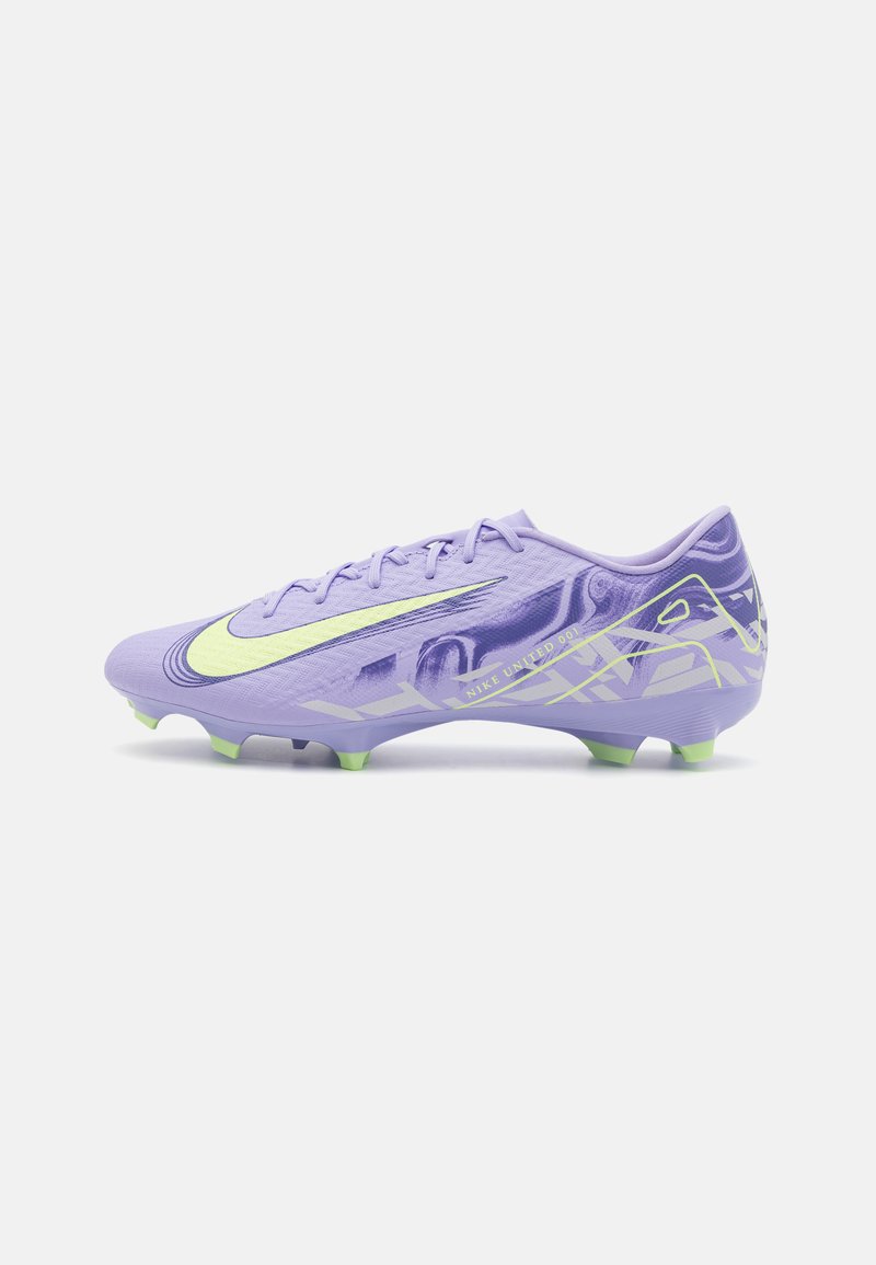 Paarse voetbalschoen met een strak ontwerp, voorzien van een gele swoosh logo, een getextureerde bovenkant en groene noppen voor grip.