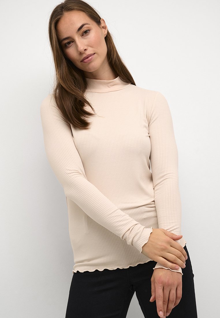 Langärmliges, geripptes Oberteil in sanftem Beige, mit engem Kragen und Rüschensaum. Hergestellt aus elastischem Material für Komfort und Passform.