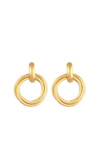 Guldmetal hoops øreringe med to sammenflettede cirkulære design, der har en glat, poleret overflade og en raffineret finish.