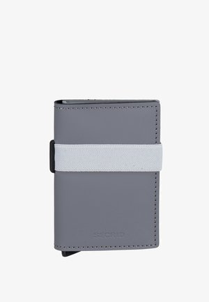 Kompakte graue Geldbörse mit weißem Elastikband und sichtbaren Nähten, unten in der Mitte mit "SECRID" gebrandmarkt.