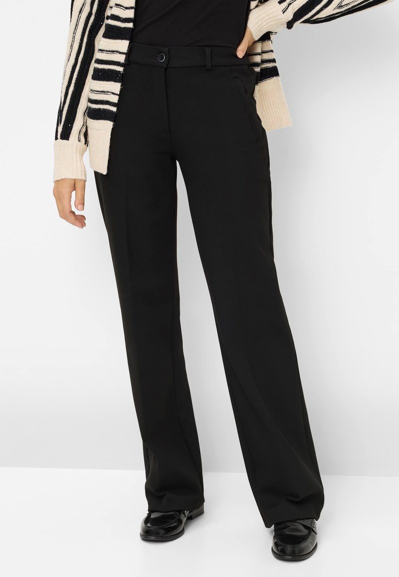 Pantalons noirs à jambe droite en tissu léger avec une texture lisse, dotés de poches avant et d'une fermeture à bouton à la taille.