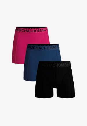 Három pár férfi boxeralsó rózsaszín, tengerészkék és fekete színben. Mindegyik fekete derékpánttal rendelkezik, amelyen a "MUCHACHO" felirat található, és sima szövetstruktúrával készült.