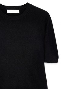 Pull noir à manches courtes en maille douce avec un col rond. Caractéristiques d'une texture lisse et de poignets côtelés. Design simple.