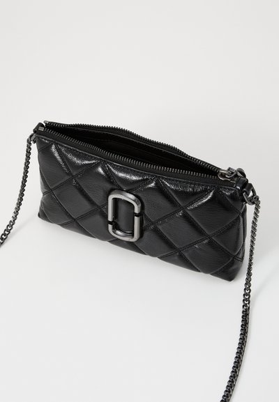 Melnā quilted clutch soma, izgatavota no teksturētas ādas, ar sudraba taisnstūra sprādzi un ķēdes siksnu, ar rāvējslēdzēja aizdari augšpusē.