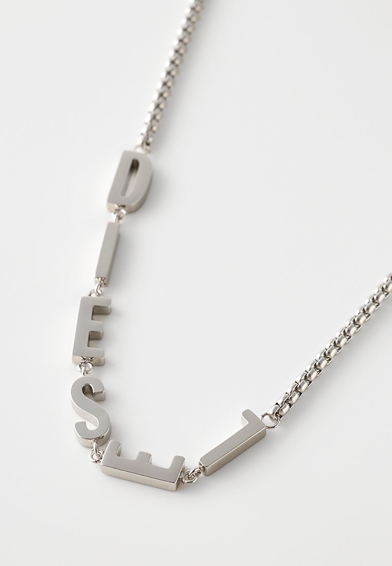 Collana con pendente a forma di lettera in argento con la parola "DIESEL", caratterizzata da lettere in metallo lucido distanziate lungo una catena collegata.