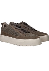 Bruine sneakers met een gestructureerde afwerking, voorzien van accenten van suede en reptielmotief, ronde neus, dikke witte zool en bijpassende veters.