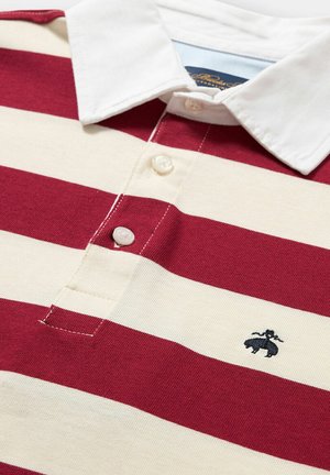 Rood en crèmekleurig gestreept polo-shirt met een witte kraag, voorzien van drie knopen, een klein geborduurd logo op de borst en zachte katoenen stof.