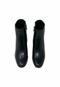 Stivaletti neri realizzati in pelle liscia, con punta tonda, cerniere laterali e tacco basso e robusto.