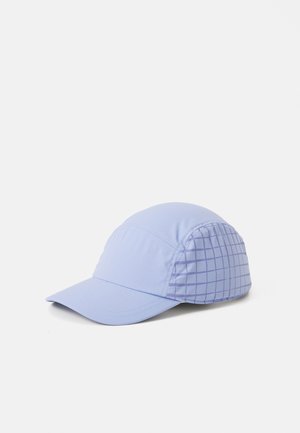 Lys lilla caps med strukturert krone, med en teksturert front og rutenettmønster på siden. Laget av mykt, lett materiale.