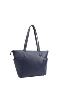 Donkerblauwe leren tote bag met dubbele handvaten, ritssluiting en zijzakken. Gladde textuur met subtiele stikseldetails en ronde randen.