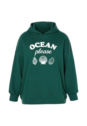 Sweat à capuche vert foncé avec poche avant, texte blanc « OCEAN please » et trois illustrations blanches de coquillages sous le texte.